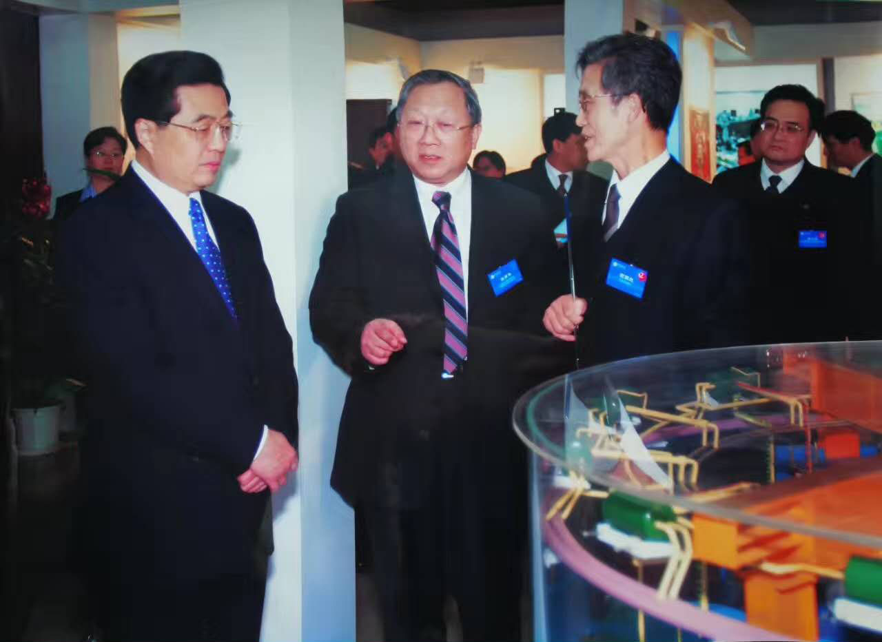 胡锦涛主席观看我们做的发电机模型